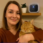 Frau mit Katze und sanfter Beleuchtung.png__PID:0108b3ca-0432-4c94-9001-dca1e6cf4d49